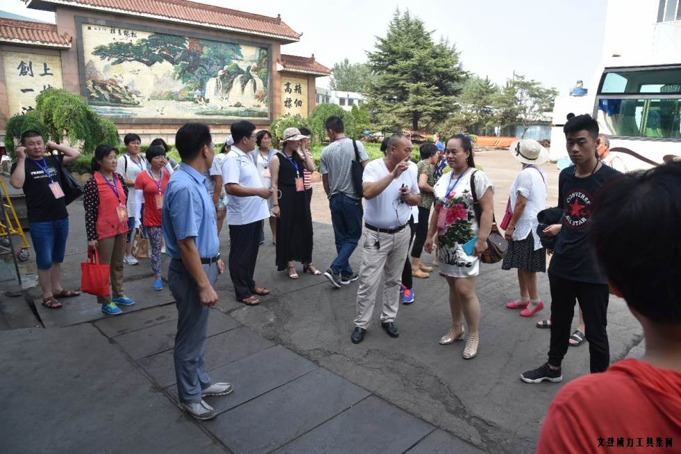 淄博参观_01.jpg 祥鸿物资公司经销商参观YH533388银河集团(图1)