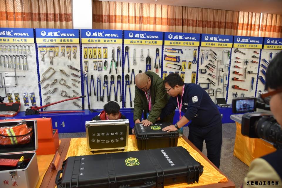 山东网记者采访团_08.JPG “工匠精神 山东制造”全媒体采访团莅临YH533388银河工具(图5)